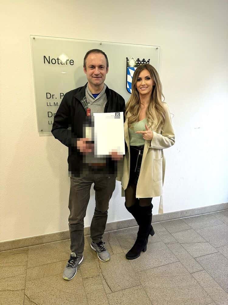 Verena Jungwirth mit Kundinnen und Kunden beim Notartermin