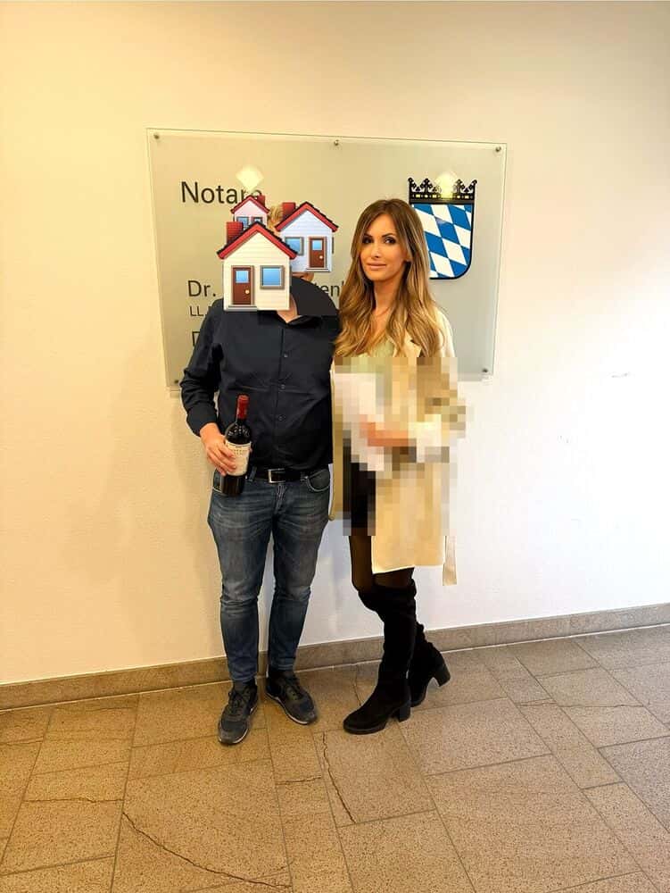 Verena Jungwirth mit Kundinnen und Kunden beim Notartermin