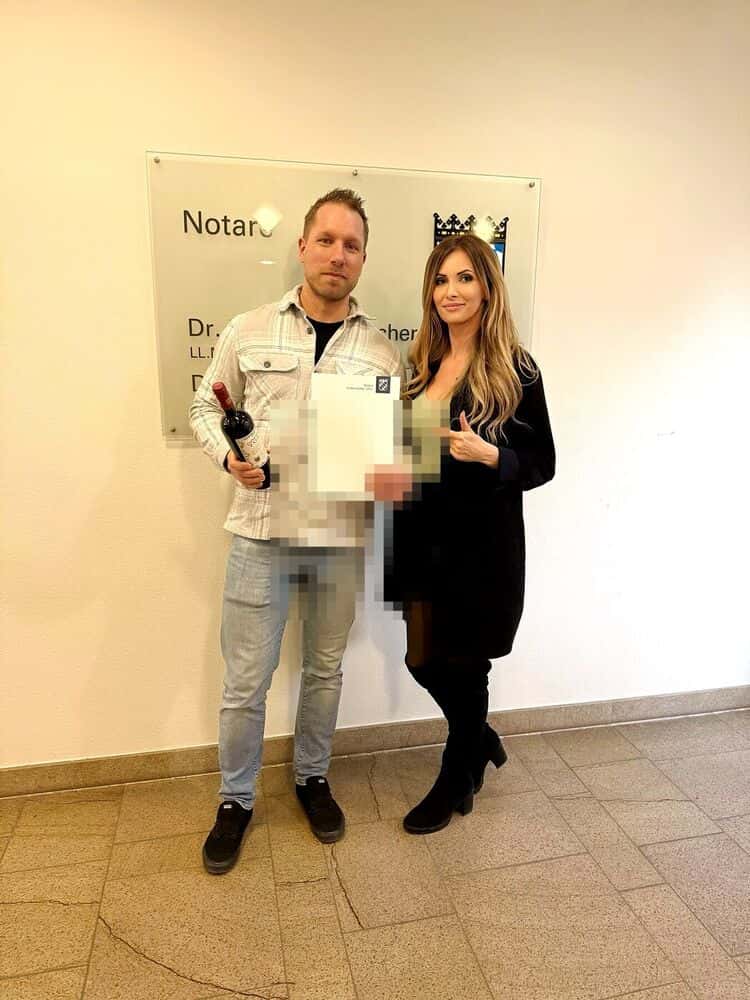 Verena Jungwirth mit Kundinnen und Kunden beim Notartermin