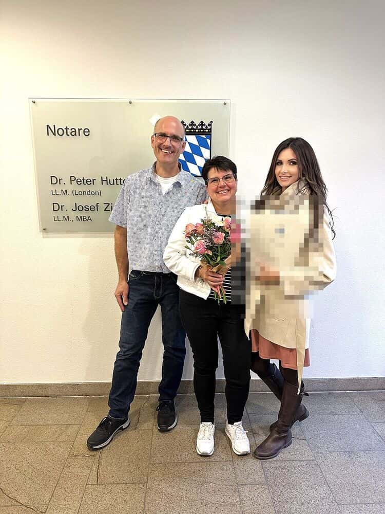 Verena Jungwirth mit Kundinnen und Kunden beim Notartermin