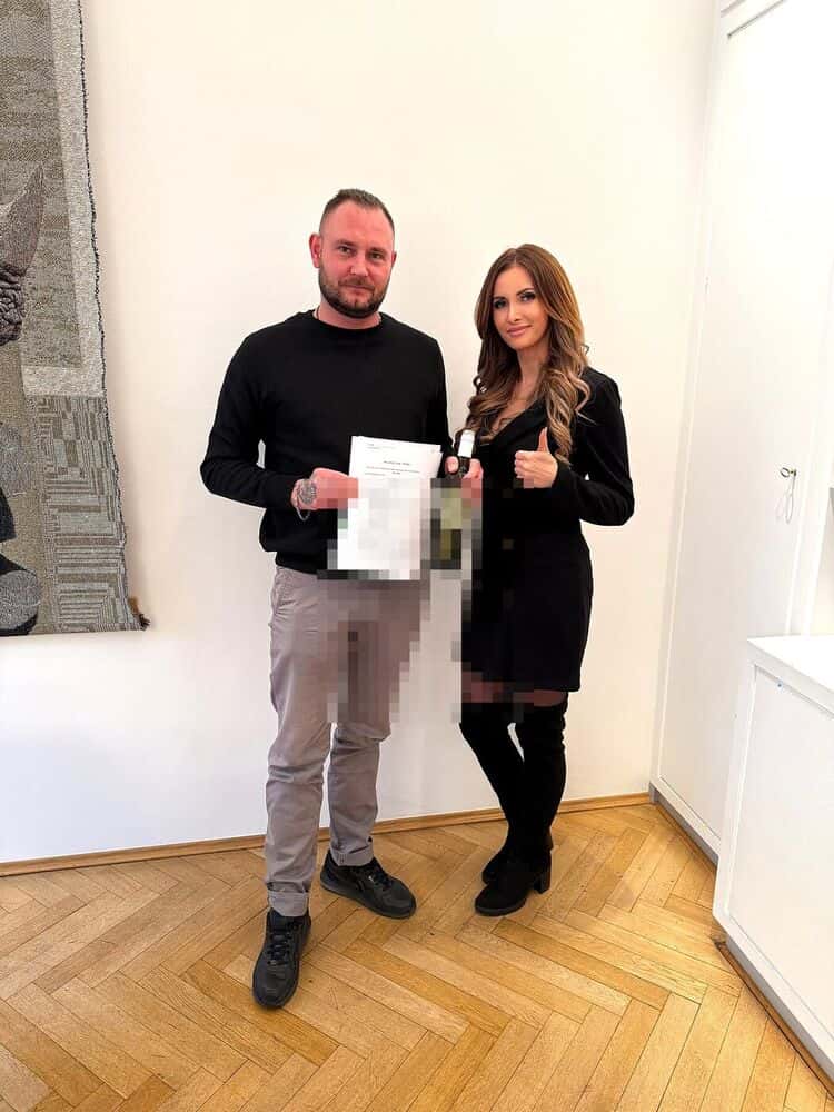 Verena Jungwirth mit Kundinnen und Kunden beim Notartermin