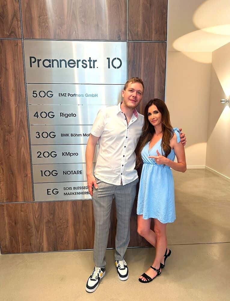 Verena Jungwirth mit Kundinnen und Kunden beim Notartermin