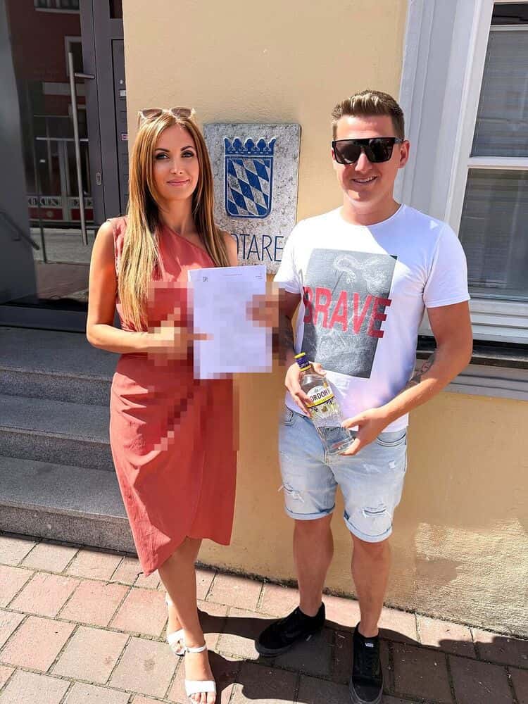 Verena Jungwirth mit Kundinnen und Kunden beim Notartermin