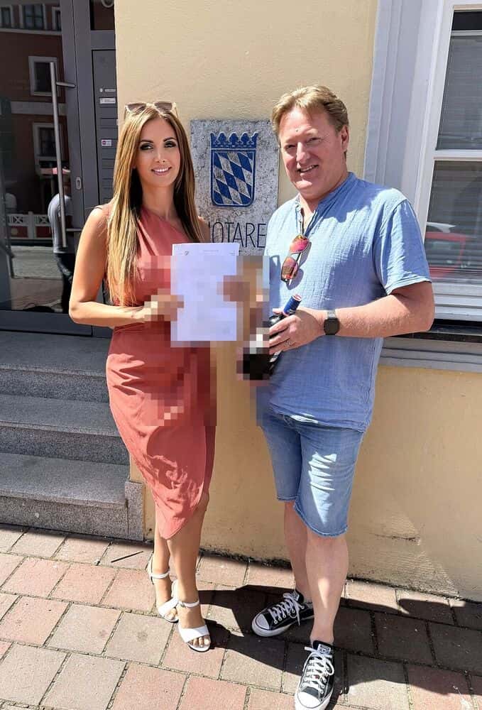 Verena Jungwirth mit Kundinnen und Kunden beim Notartermin