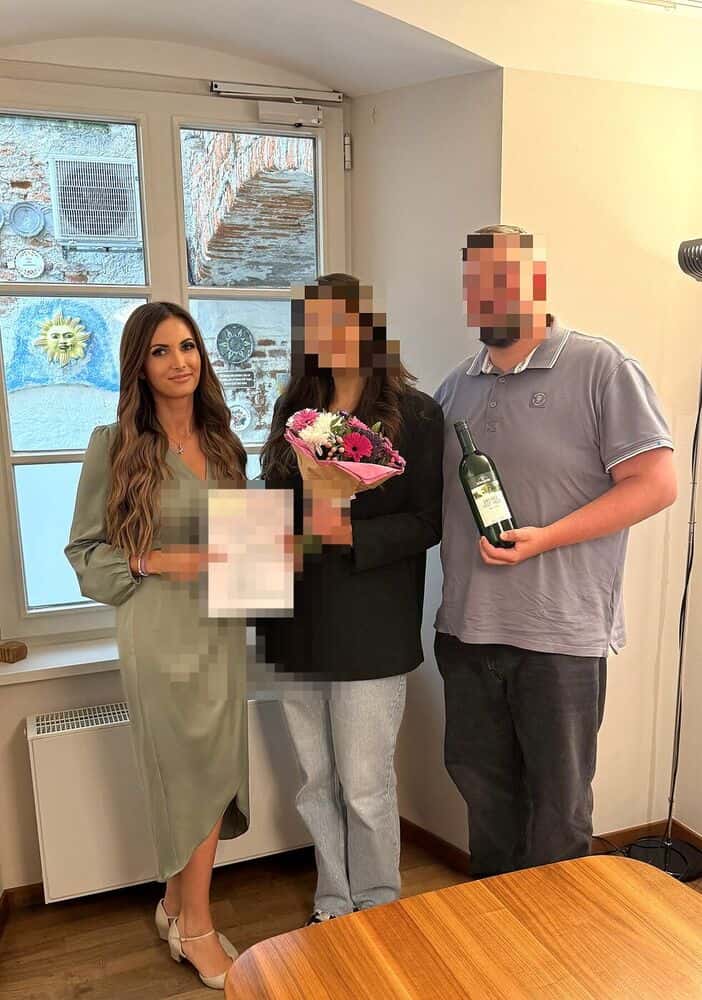 Verena Jungwirth mit Kundinnen und Kunden beim Notartermin