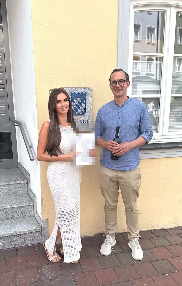 Verena Jungwirth mit Kundinnen und Kunden beim Notartermin