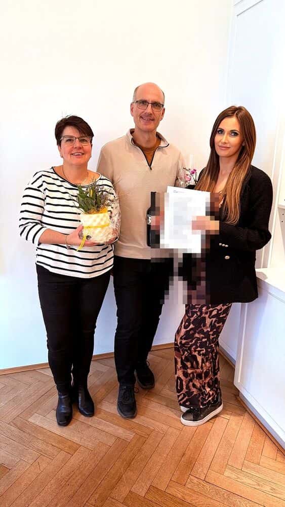 Verena Jungwirth mit Kundinnen und Kunden beim Notartermin