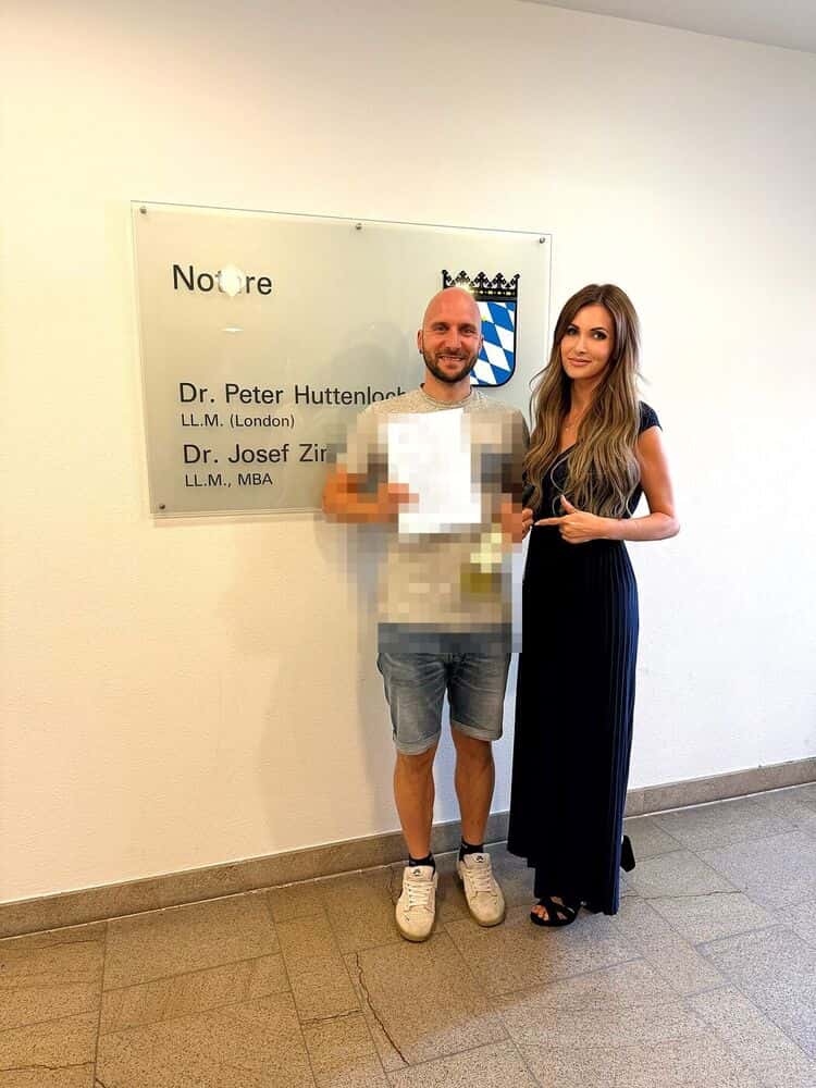Verena Jungwirth mit Kundinnen und Kunden beim Notartermin