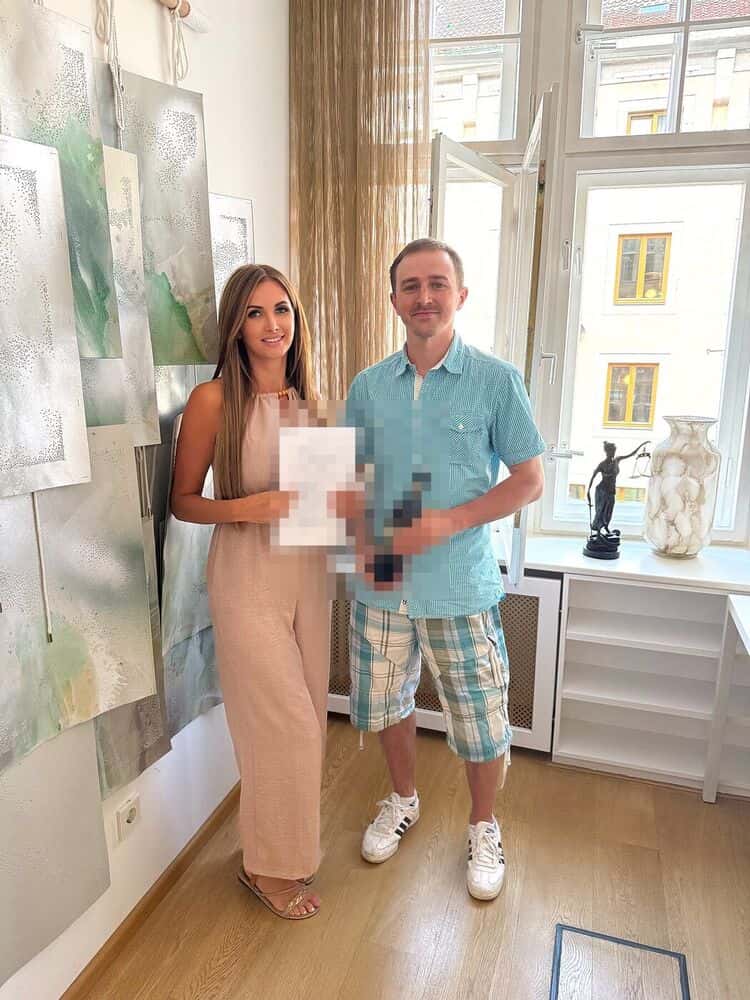 Verena Jungwirth mit Kundinnen und Kunden beim Notartermin