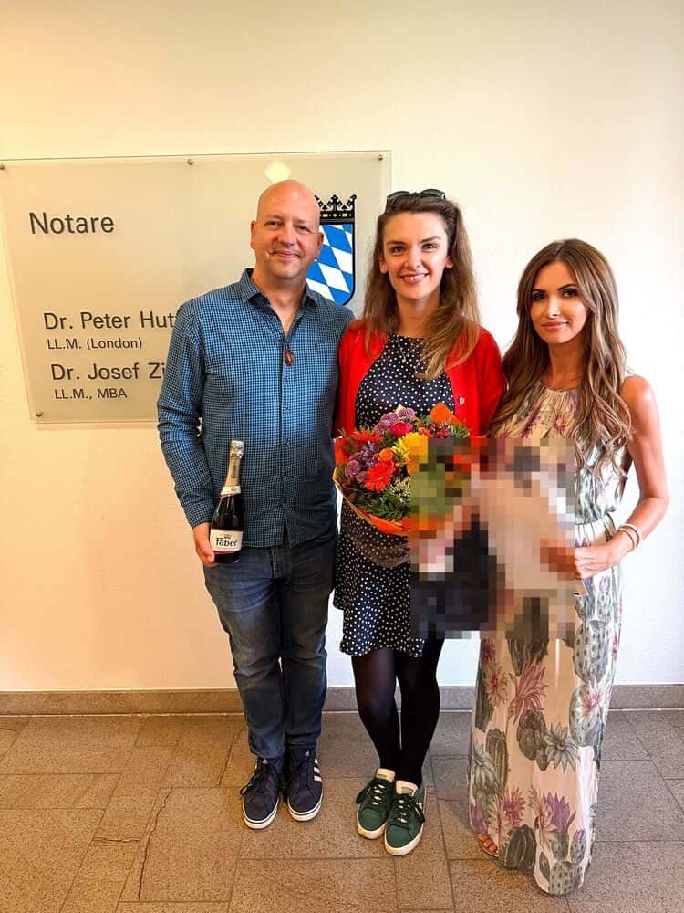 Verena Jungwirth mit Kundinnen und Kunden beim Notartermin
