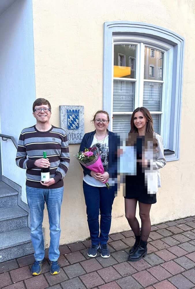 Verena Jungwirth mit Kundinnen und Kunden beim Notartermin